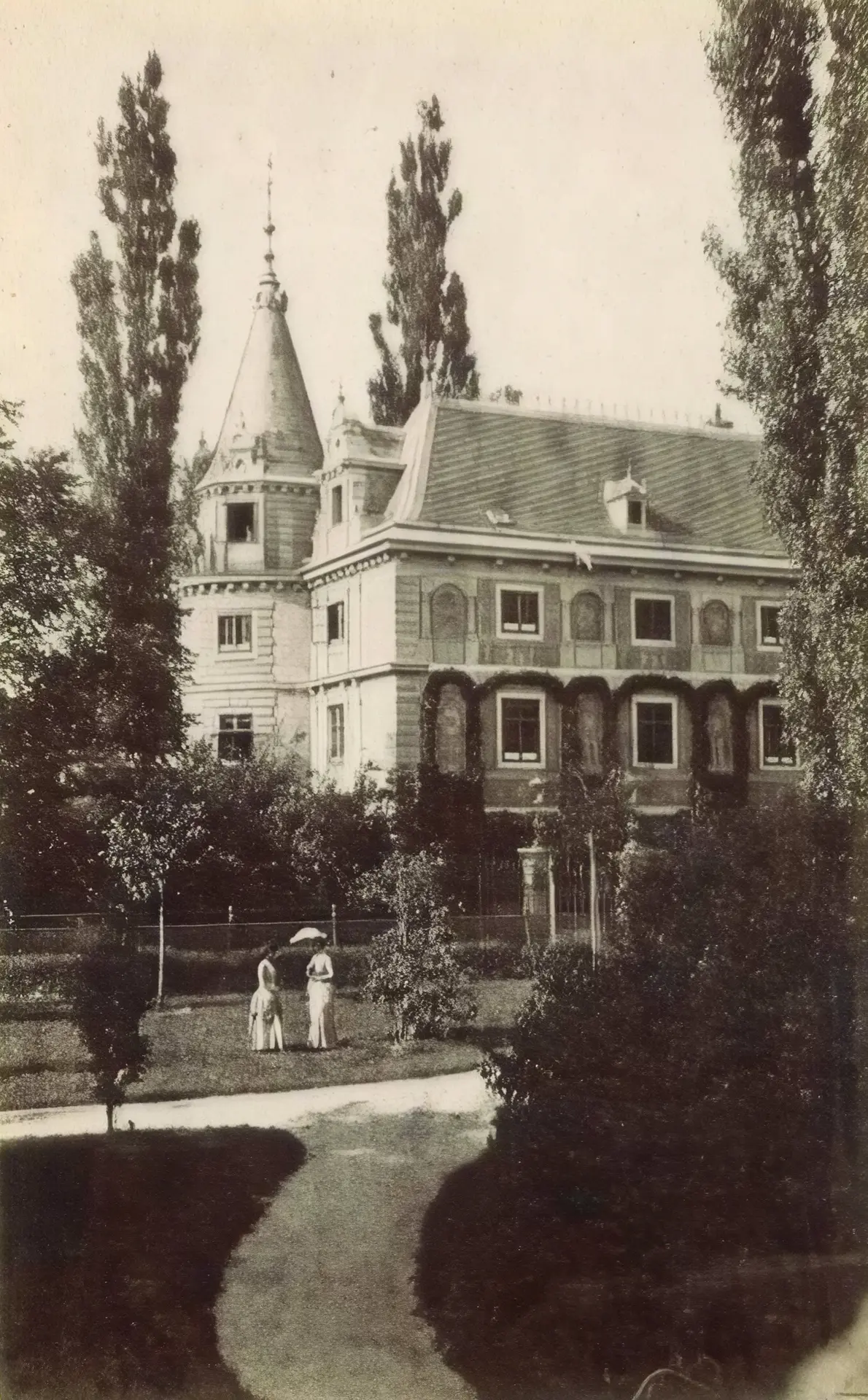 Historische Aufnahme von Schloss Puchberg aus dem 19. Jahrhundert mit Schlosspark